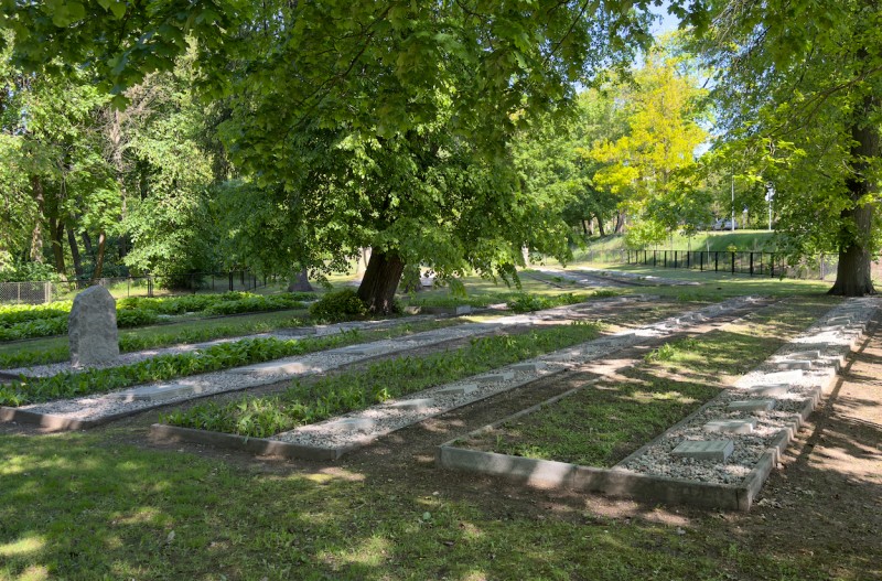 Prace renowacyjne i badawcze na garnizonowym cmentarzu wojennym w Giżycku