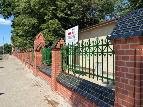 Ogrodzenie szpitala odzyskało nowy blask
