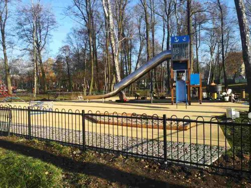 Park przy Gdańskiej "Małpi Gaj" - elementy rekreacyjne